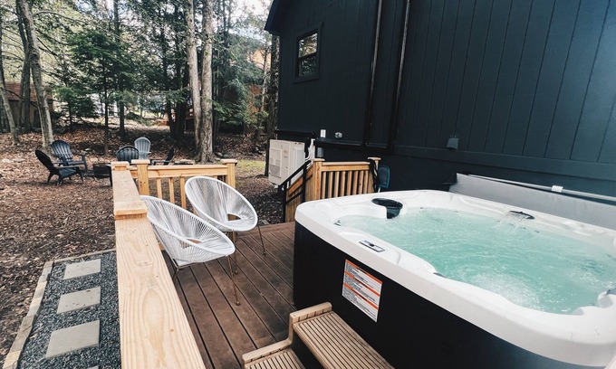 Tobyhanna Cabina | Black Pocono Cabin Retreat — Hot Tub, Grill & Walk to Lake