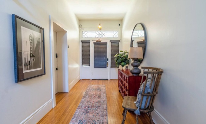 Crestline Heights Apartamento | Black Velvet Suite in Highland Park, King Bed, Walkable to Rojo and More!