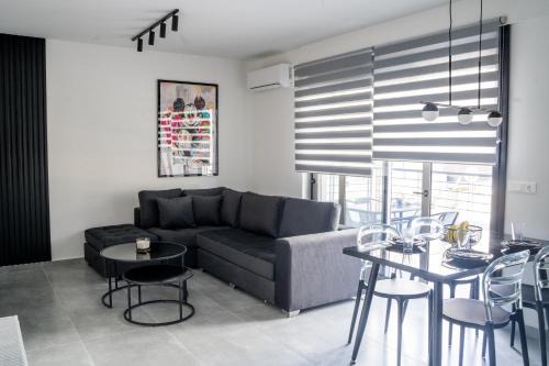 Ilisia Apartamento | Black & White 2BR Apt steps from Mavili Square