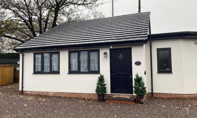 Rumney Cabaña | Blackberry Cottage — Dog-Friendly Home in Cardiff