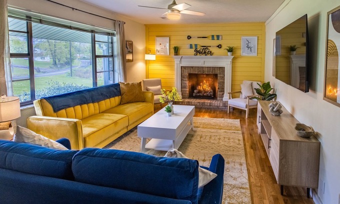 Summerlee Casa | Blackberry Grove 2.0acre+BBQ+FirePit+CornHole+Pets+NewRiverGorge National Park