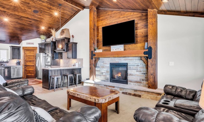 Harbor Village Casa | Blackberry Lodge at Bear Lake Sleeps 24