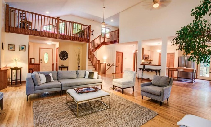 Fairview Casa | Blackberry Lodge - Una lujosa cabina contemporánea de Asheville con bañera de hidromasaje y sala de juegos