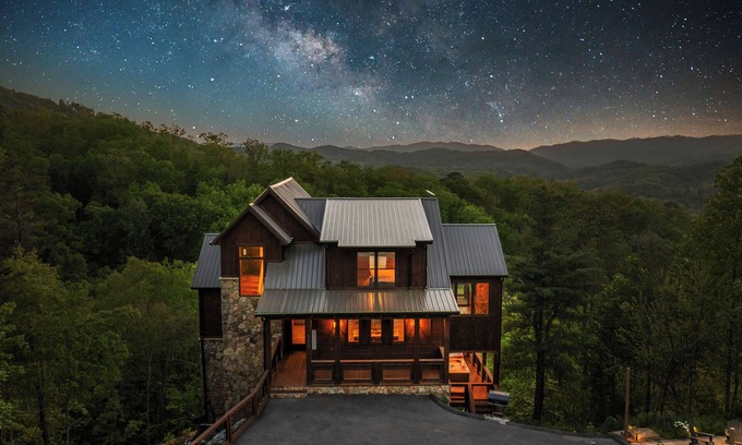 Walland Cabina | Blackberry Skies ~ Indoor Pool, Hot Tub, Theater & Stunning Mountain Views!