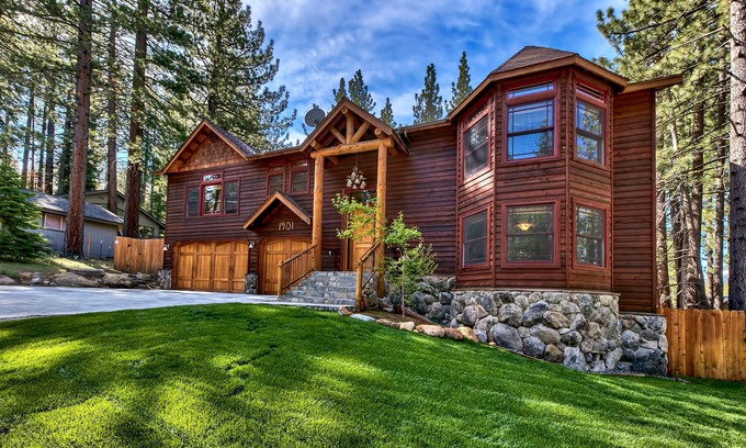Tahoe Paradise Casa | Bañera de hidromasaje, mesa de billar, 2 masters, 5BD / 4BA, mascotas, refugio de lujo en cubierta y pies negros