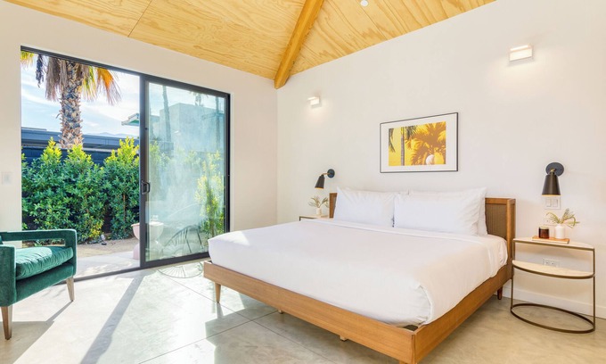 Downtown Palm Springs Hotel | Blackhaus A1 by AvantStay | Modern Room + Pool