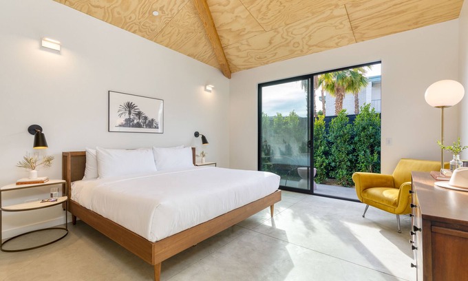 Downtown Palm Springs Hotel | Blackhaus B6 by AvantStay | Modern Room + Pool