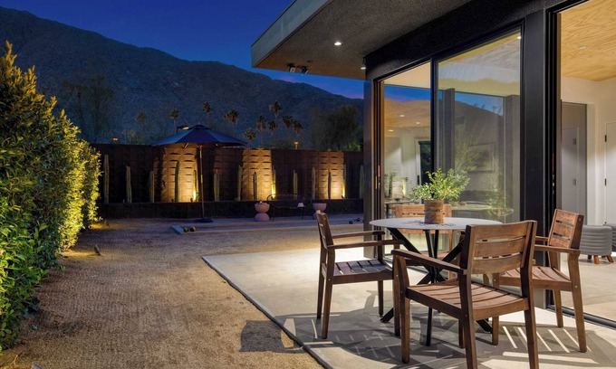 Downtown Palm Springs Apartamento | Blackhaus C: 4 Bedroom Suite by Avantstay 4-room Retreat