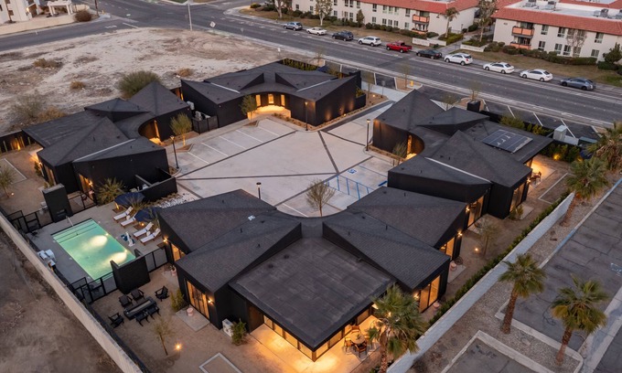 Downtown Palm Springs Apartamento | Blackhaus C & D Buyout by AvantStay | Sleeps 16