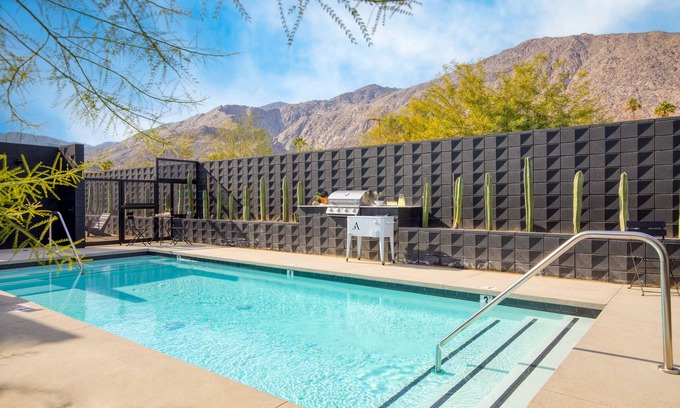 Downtown Palm Springs Hotel | Blackhaus C15 by AvantStay | Modern Room + Pool