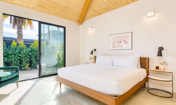 Downtown Palm Springs Hotel | Blackhaus D20 by AvantStay | Modern Room + Pool
