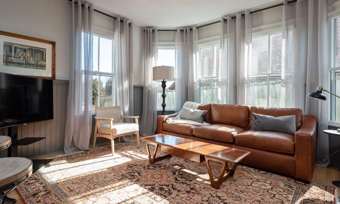 Belmont Apartamento | Blacksmith Apartment| Lux Extended Stay in Belmont