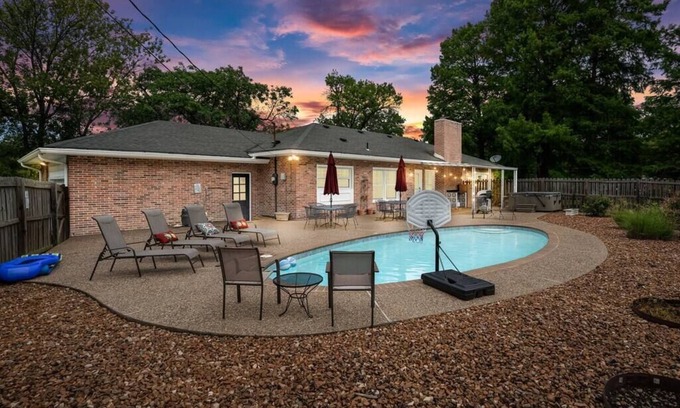 Creve Coeur Casa | Blair's Pool House - Creve Couer Hot Tub Game Room