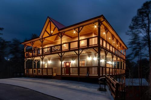 Gatlinburg - Pigeon Forge Chalet De Esquí | Blaze of Glory - New Luxury, 4BR, Theater, Arcade, EVC, Location