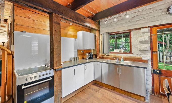 Neerim South Cabaña | Blerick Mudbrick Cottage - Spa y serenidad