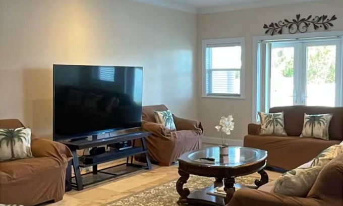 Nassau Casa | Blessings: 4-bedroom townhome in awesome Nassau with WiFi, AC, fitness equipment