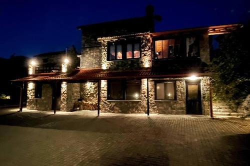 Aghios Athanasios Chalet De Esquí | Blessings Chalet στον Παλαιό Άγιο Αθανάσιο με Τζάκι, Barbeque, μεγάλη αυλή και υπέροχη θέα