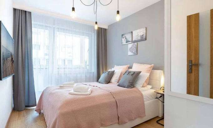 West Pomeranian Voivodeship Apartamento | Apartamento Blizej Morza 14/10 con dormitorio y balcón.