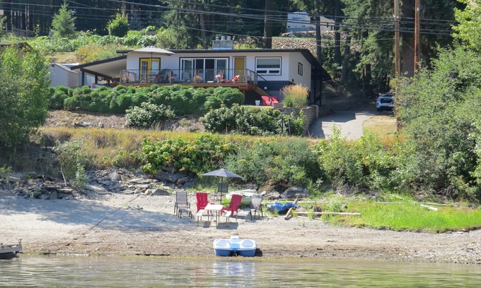 Blind Bay Casa | BLIND BAY BEACH HOUSE - Front Row Lake Views and Steps Away From the Water!