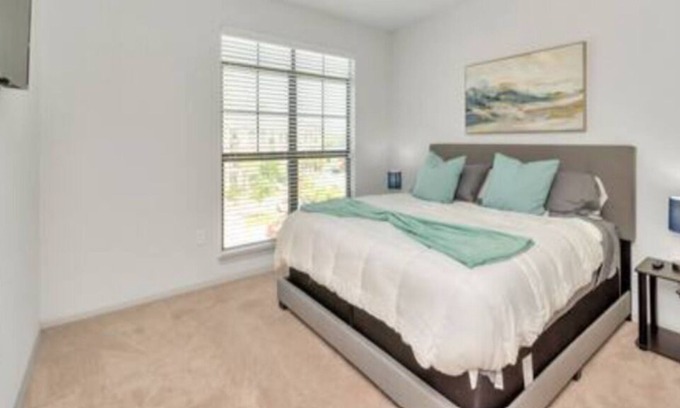Conroe Apartamento | BLISS & BLUES 2BD/2BTH KING STE/POOLSIDE VIEWS/GYM