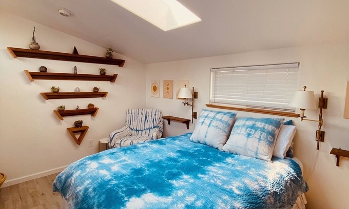 Eureka Casa | Blissful Beach Bungalow - 5 min from the Beach!