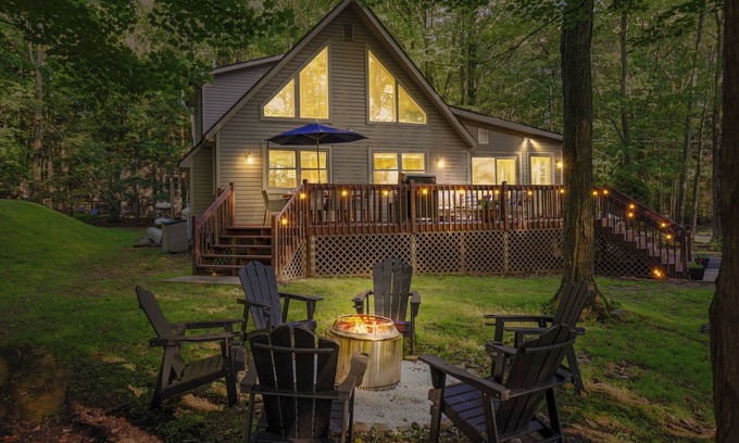 Pocono Lake Casa | Blissful Bear Lakeview Chalet
