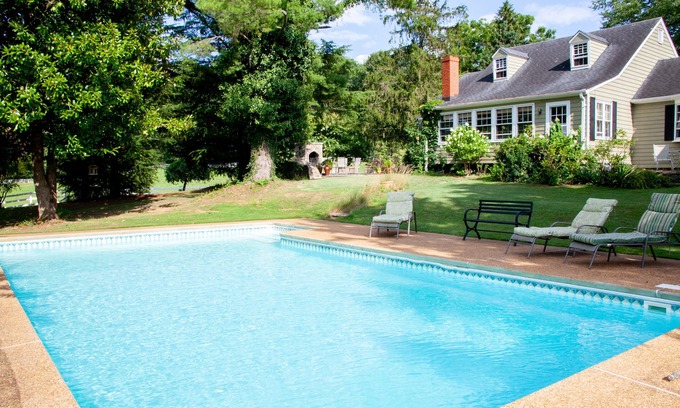 Cobham Casa | Alquiler de vacaciones casa Kismet | Piscina con vistas a la montaña y fácil acceso a C'ville