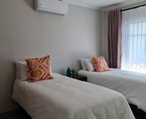 Kempton Park Apartamento | Bloom cottage, Specious with solar back up!