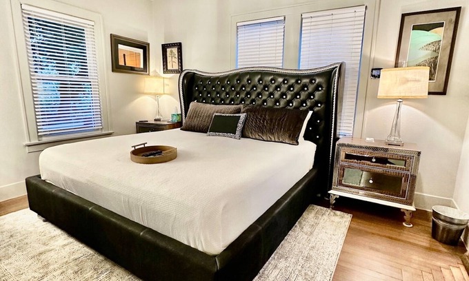 Washington Ave./ Memorial Park Casa | Blossom Haus Retreat: Private, Stylish & Quiet; Farmhouse- LOVE PETS! 30+Nights