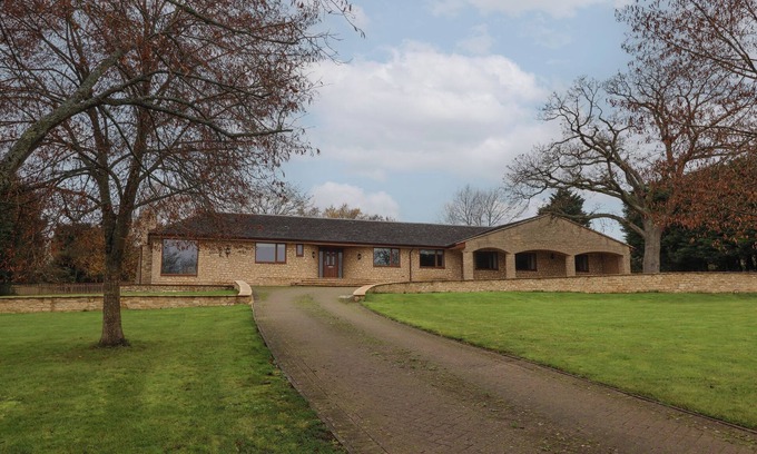 Ducklington Cabaña | BLOSSOM HILL, pet friendly, luxury holiday cottage in Witney