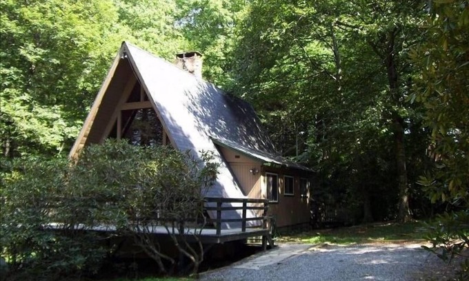 Boone Cabina | Soplar la cabina de la roca en la relajante corriente de montaña