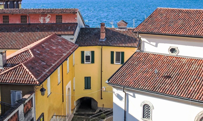 Porto Valtravaglia Apartamento | Blu - Borgo Antico by Interhome