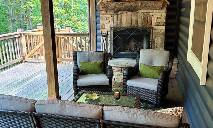 Cashiers Cabaña | Blue Bear Cottage -Mins to Cashiers, Indoor & Outdoor Fireplaces, & Trail Access