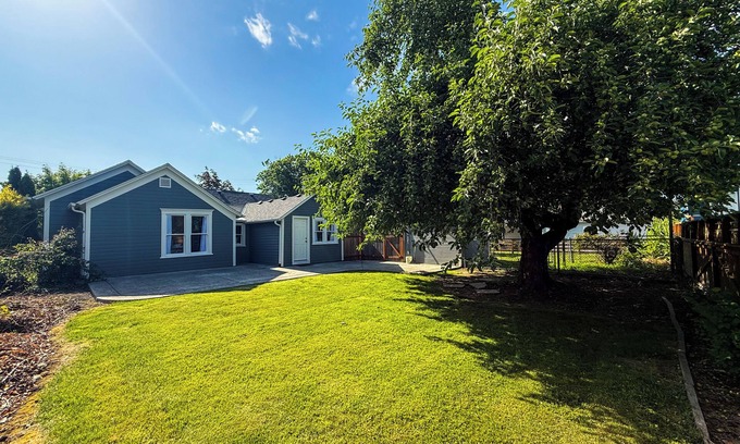 Carlton Casa | Blue Bird Cottage - a charming 2-bedroom house with WiFi, AC in adorable Carlton