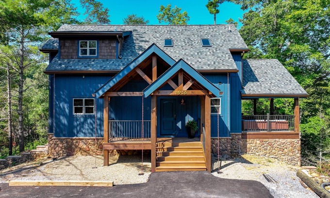 Caton Chalet De Esquí | Experience Mountain Elegance- 3 Bedroom Luxury Chalet Retreat