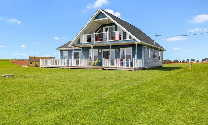 Park Corner Casa | Blue by the Sea w/bunkie- 10 min walk to the beach