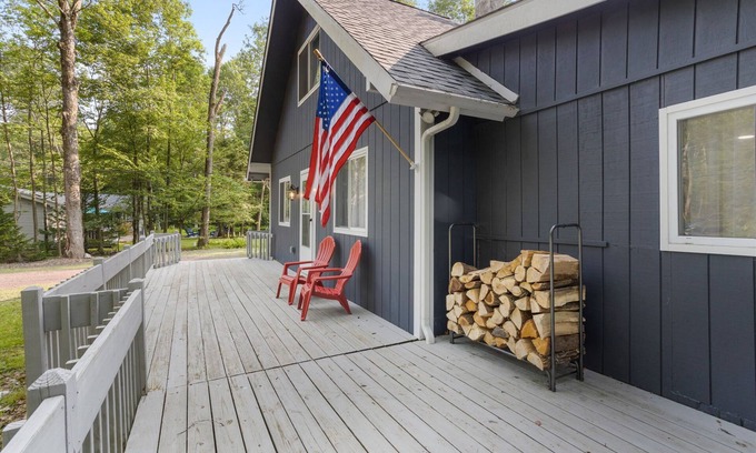 Locust Lake Village Cabina | Blue Cabin - Hot Tub, Fire Pit, Access to 3 Private Lakes & Beaches!