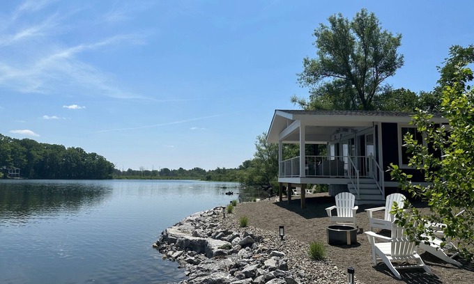 Lily Dale Cabaña | Upscale Newly Renovated Blue Canoe Lakefront-Directly on C4C Snowmobile Trail