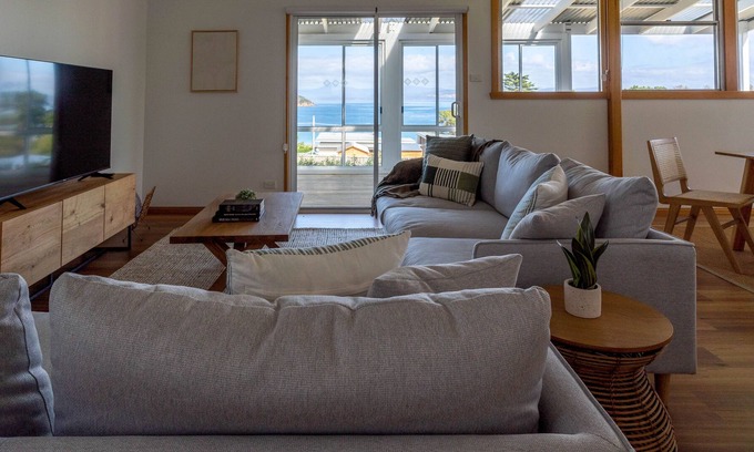 Alonnah Casa | Blue Cottage Bruny Island, ALONNAH, fabulous water views, wood heater, near Pub