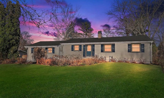 Wasco Casa | The Blue Door Cottage 3 Bed/2 Bath with private hot tub on an acre