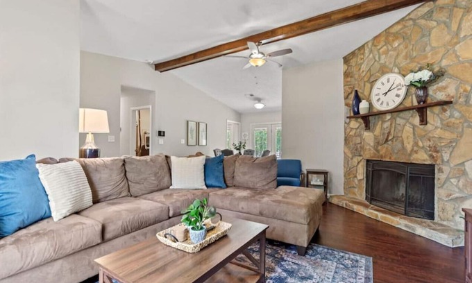 Golden Grove Casa | Blue Door Homestead~ 20 Min to Greenville!