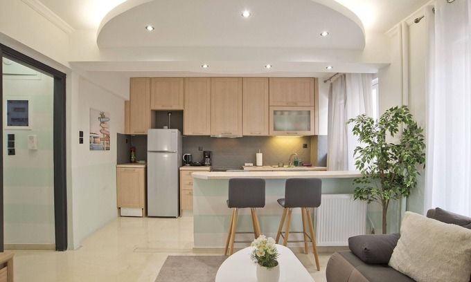 Peiraiki Apartamento | Blue Dream Modern Piraeus Apt, Walk to Beach