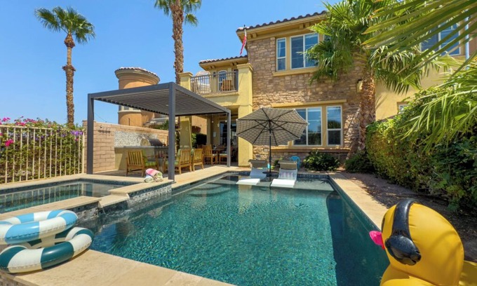 Terra Lago Villa | Coachella Stagecoach villa con muelle privado y vistas a la montaña - Capacidad para 11 personas más