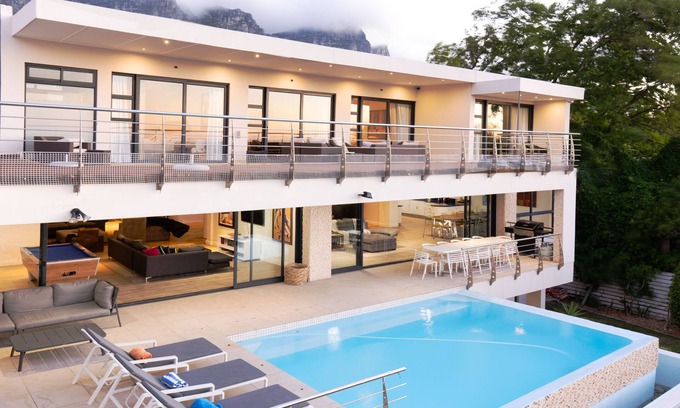 Camps Bay Villa | Blue Emerald Villa - Close to Camps Beach and Table Mountain