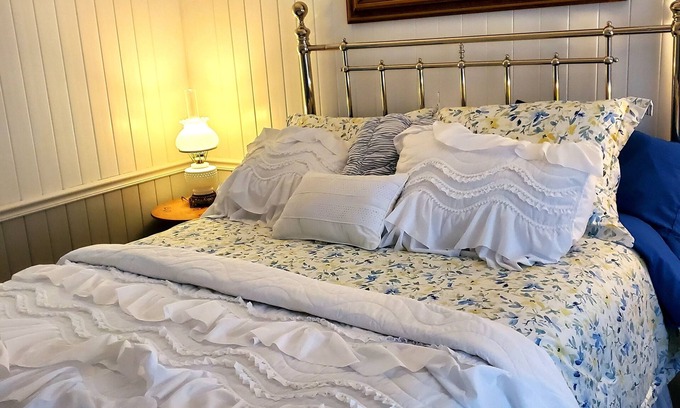 Pikeville Cama Y Desayuno | Blue Fields Room in Cascade Inn at Fall Creek Falls