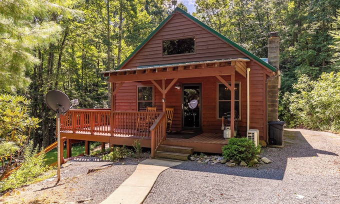 Lenoir Cabina | Blue Flower Cabin - 10 acres, private, hot tub, fire pit