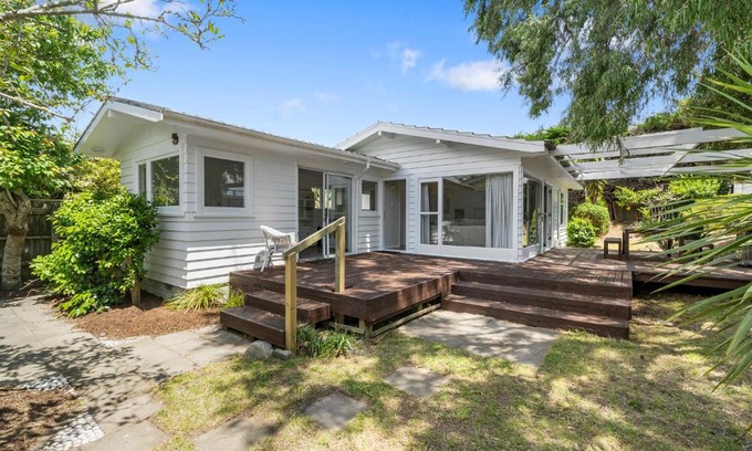 Waikanae Casa | Blue Gate Cottage - Waikanae Beach Holiday Home