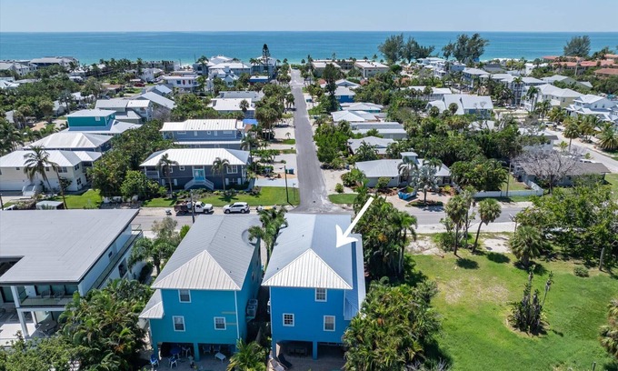 Holmes Beach Casa | Blue Haven Beach House: 3BR/3BA Pool Home Steps to Beach