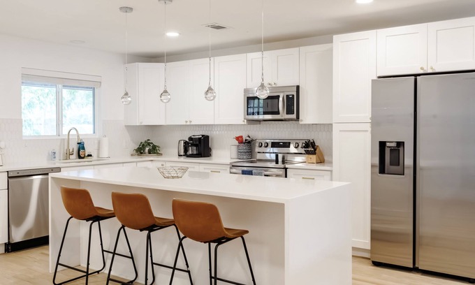 Georgetown Casa | Blue Haven | NEW | Sleeps 8 | Downtown Georgetown