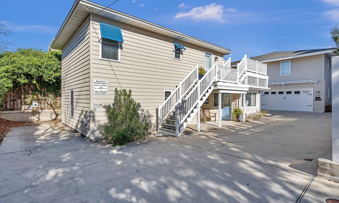 Northeast Virginia Beach Cabaña | ¡EL VERANO ESTÁ AQUÍ! Dog Friendly North End Beach Cottage - Paseo privado a la playa!